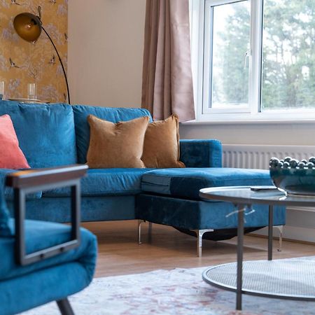 Stylish 4 Bedroom Spacious Retreat With Parking - Sleeps 10 - Families & Contractors Canterbury Luaran gambar