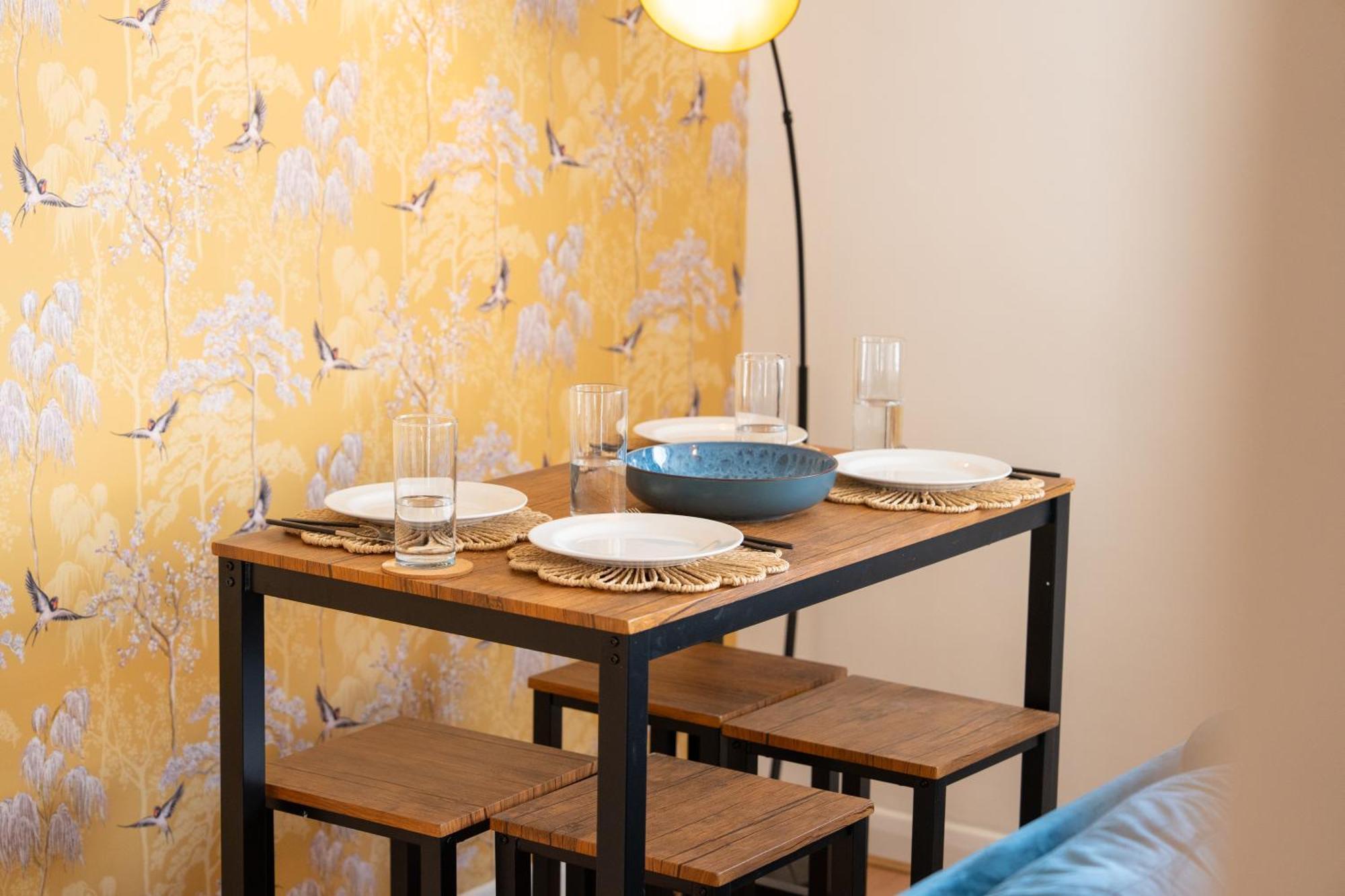 Stylish 4 Bedroom Spacious Retreat With Parking - Sleeps 10 - Families & Contractors Canterbury Luaran gambar