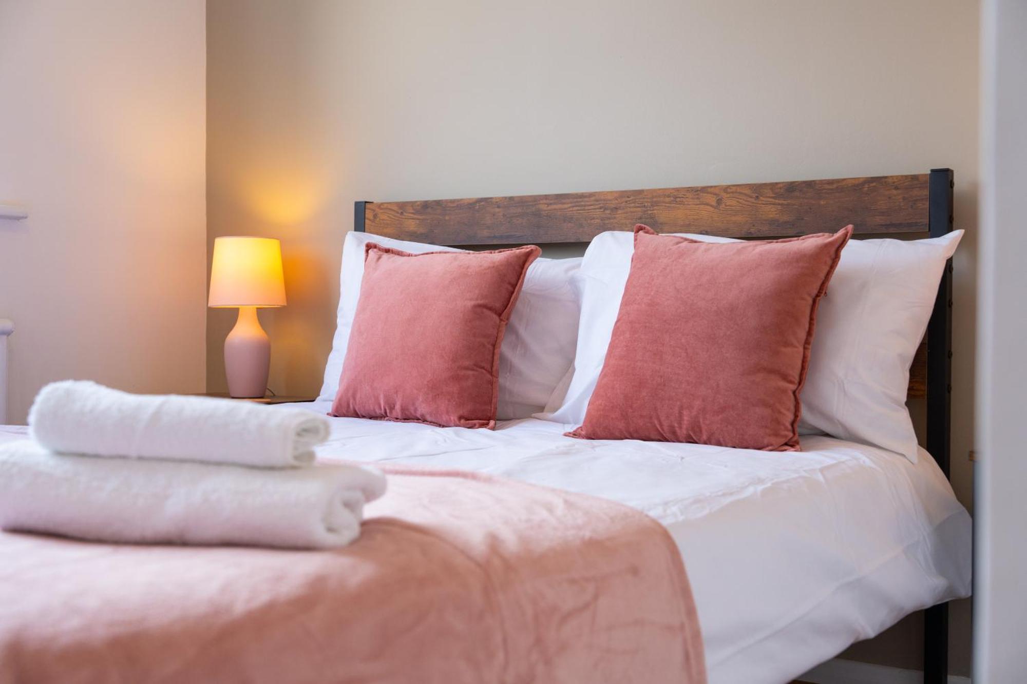 Stylish 4 Bedroom Spacious Retreat With Parking - Sleeps 10 - Families & Contractors Canterbury Luaran gambar