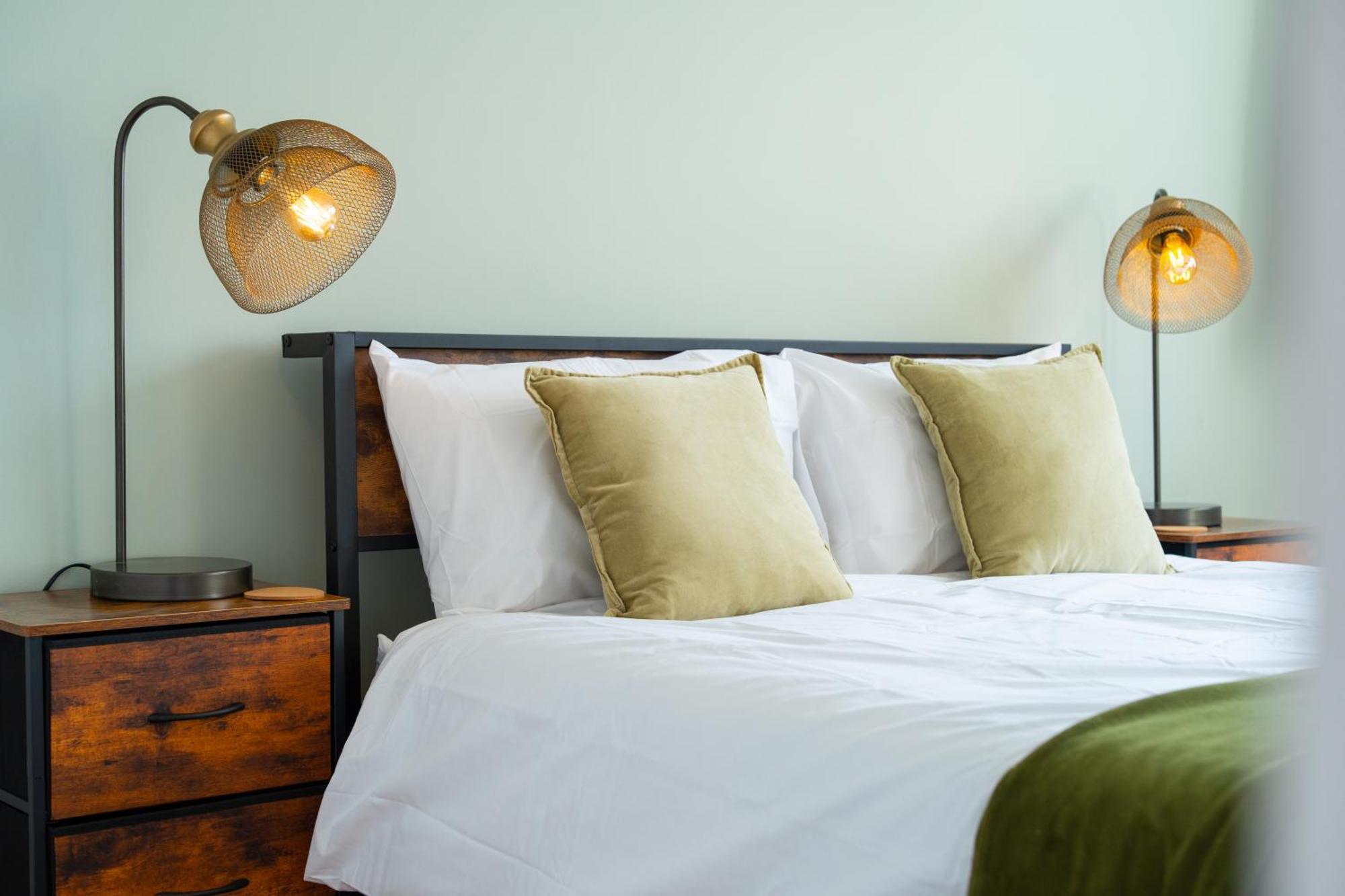 Stylish 4 Bedroom Spacious Retreat With Parking - Sleeps 10 - Families & Contractors Canterbury Luaran gambar