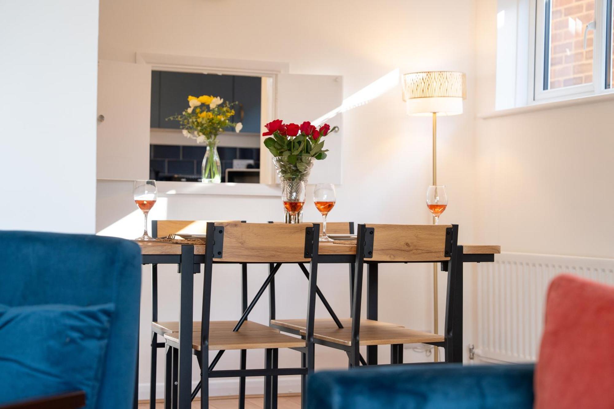 Stylish 4 Bedroom Spacious Retreat With Parking - Sleeps 10 - Families & Contractors Canterbury Luaran gambar