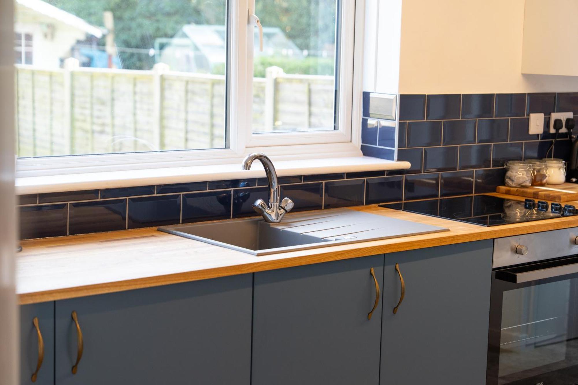Stylish 4 Bedroom Spacious Retreat With Parking - Sleeps 10 - Families & Contractors Canterbury Luaran gambar