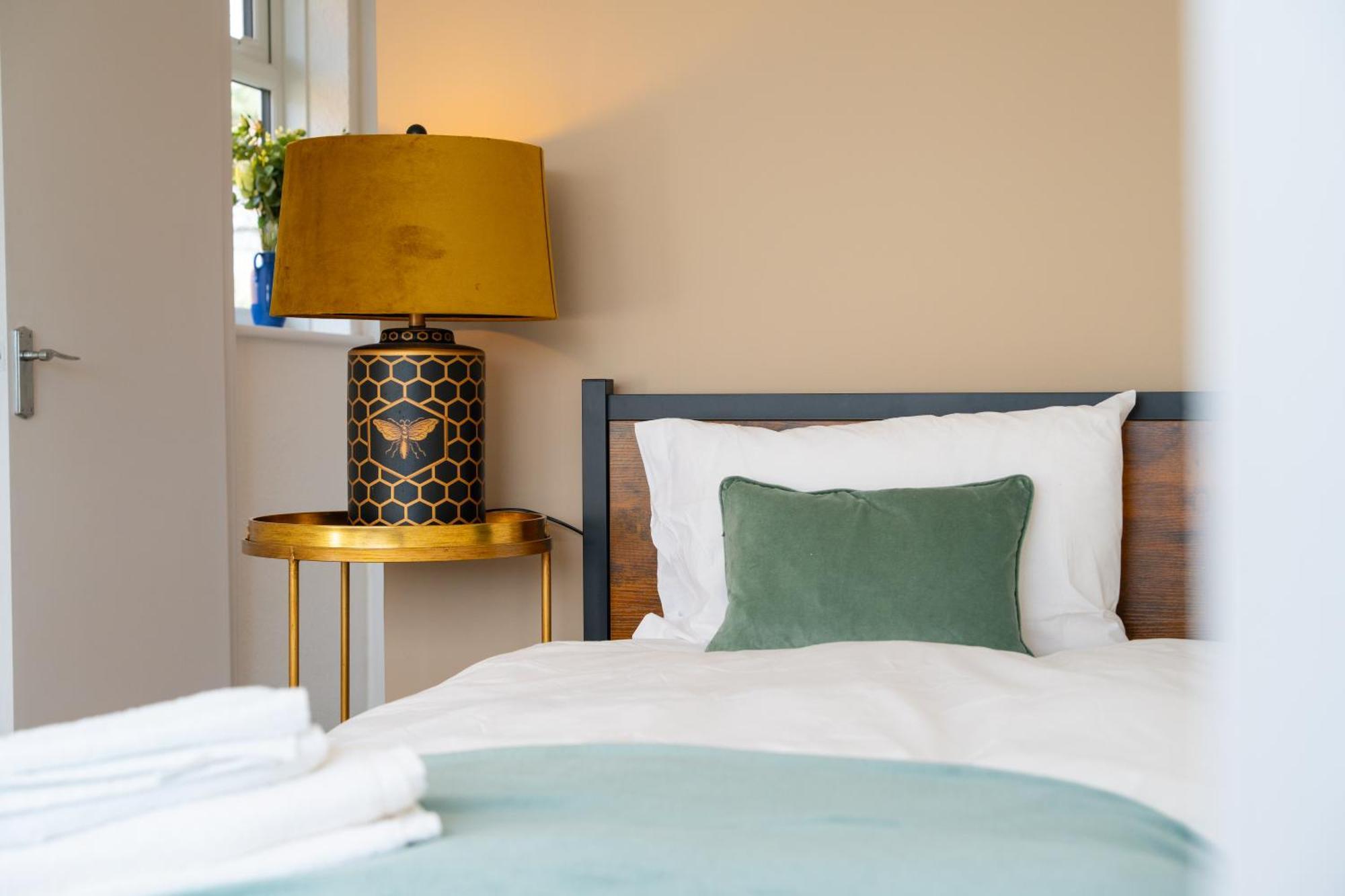 Stylish 4 Bedroom Spacious Retreat With Parking - Sleeps 10 - Families & Contractors Canterbury Luaran gambar