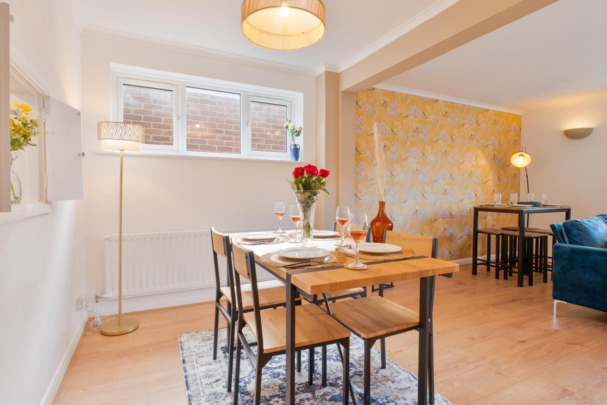 Stylish 4 Bedroom Spacious Retreat With Parking - Sleeps 10 - Families & Contractors Canterbury Luaran gambar