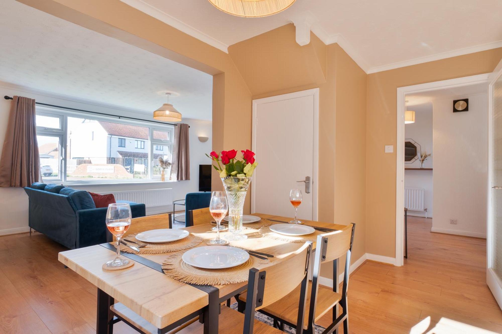 Stylish 4 Bedroom Spacious Retreat With Parking - Sleeps 10 - Families & Contractors Canterbury Luaran gambar