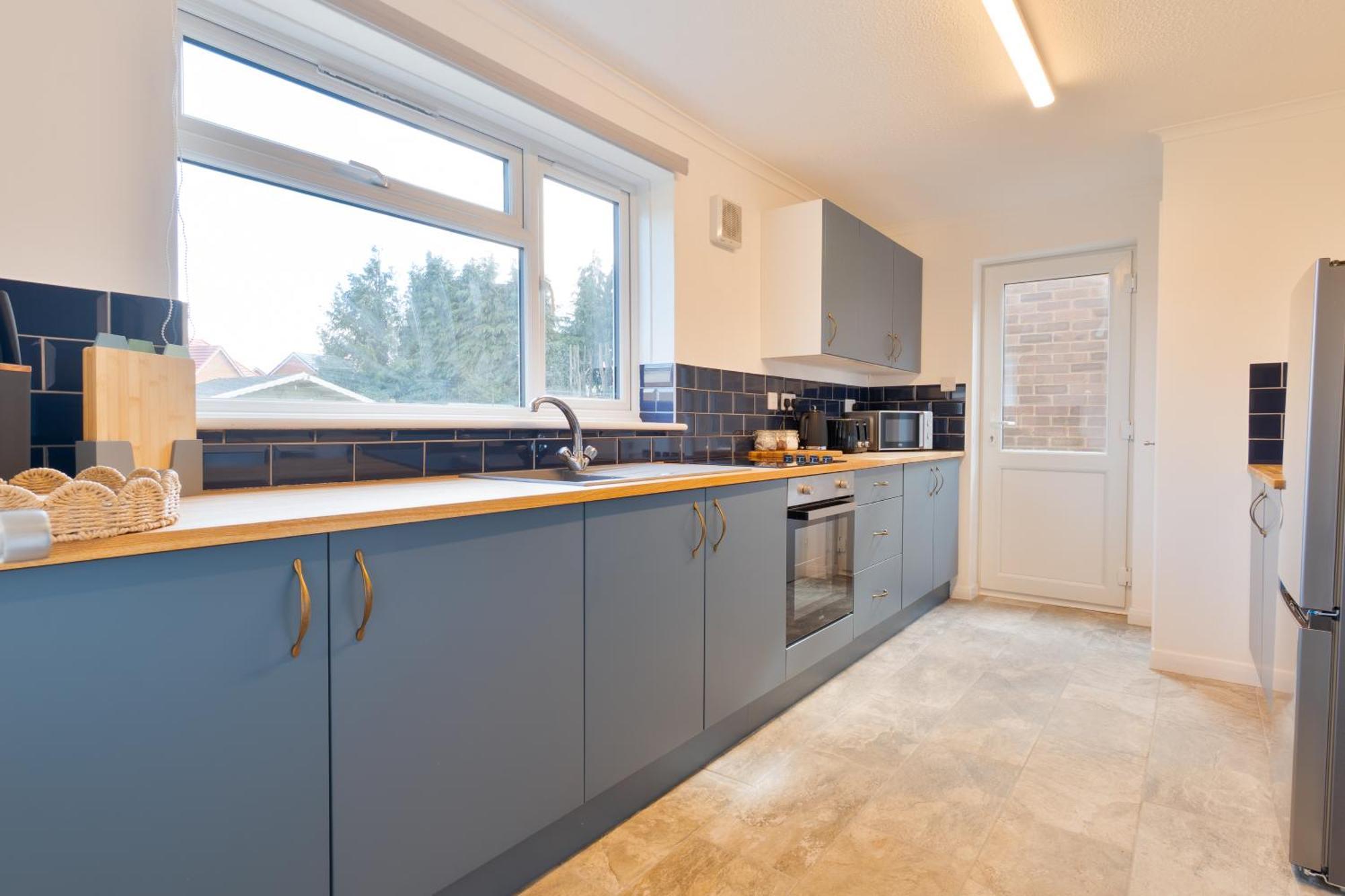 Stylish 4 Bedroom Spacious Retreat With Parking - Sleeps 10 - Families & Contractors Canterbury Luaran gambar