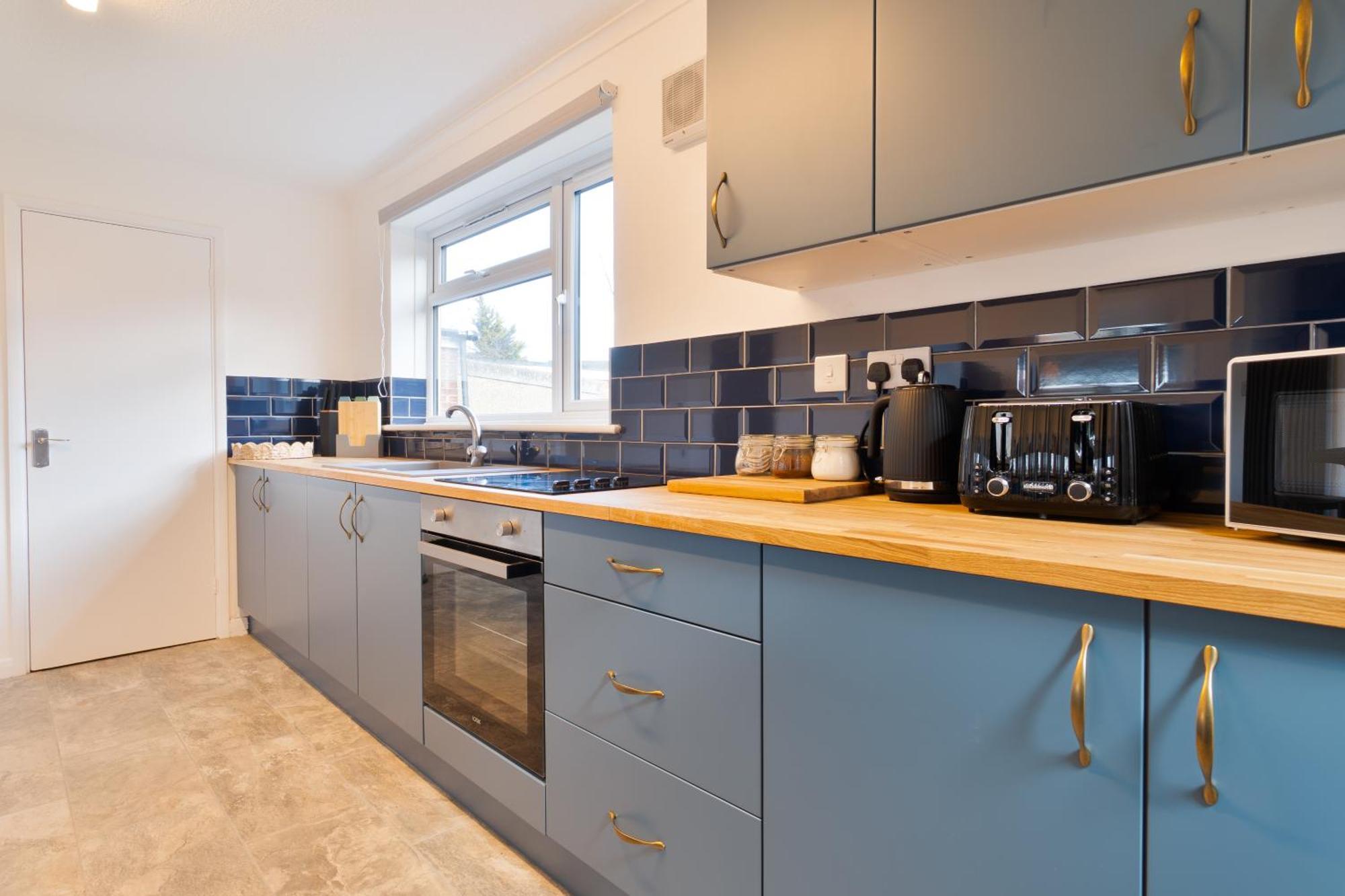 Stylish 4 Bedroom Spacious Retreat With Parking - Sleeps 10 - Families & Contractors Canterbury Luaran gambar