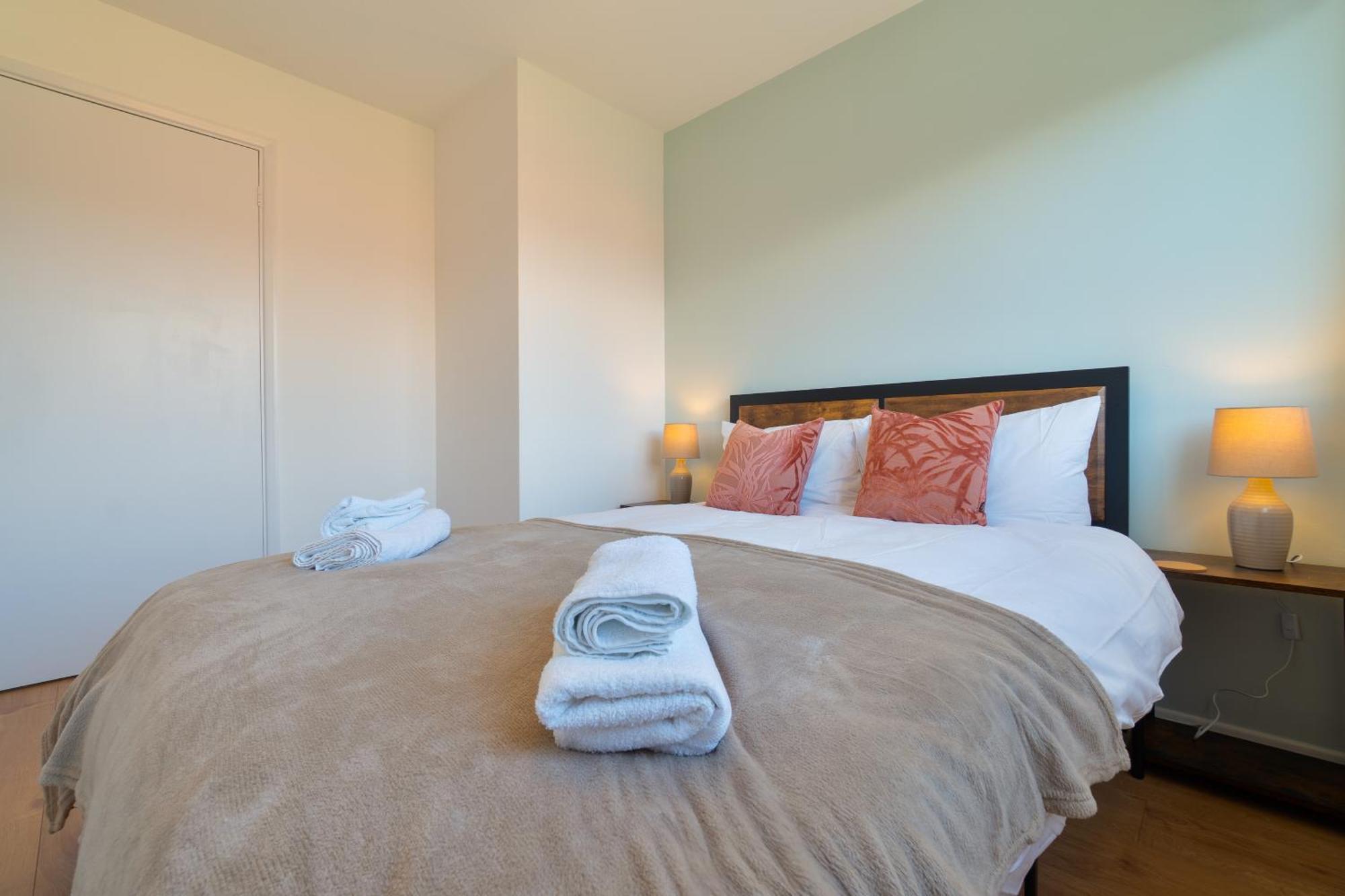 Stylish 4 Bedroom Spacious Retreat With Parking - Sleeps 10 - Families & Contractors Canterbury Luaran gambar