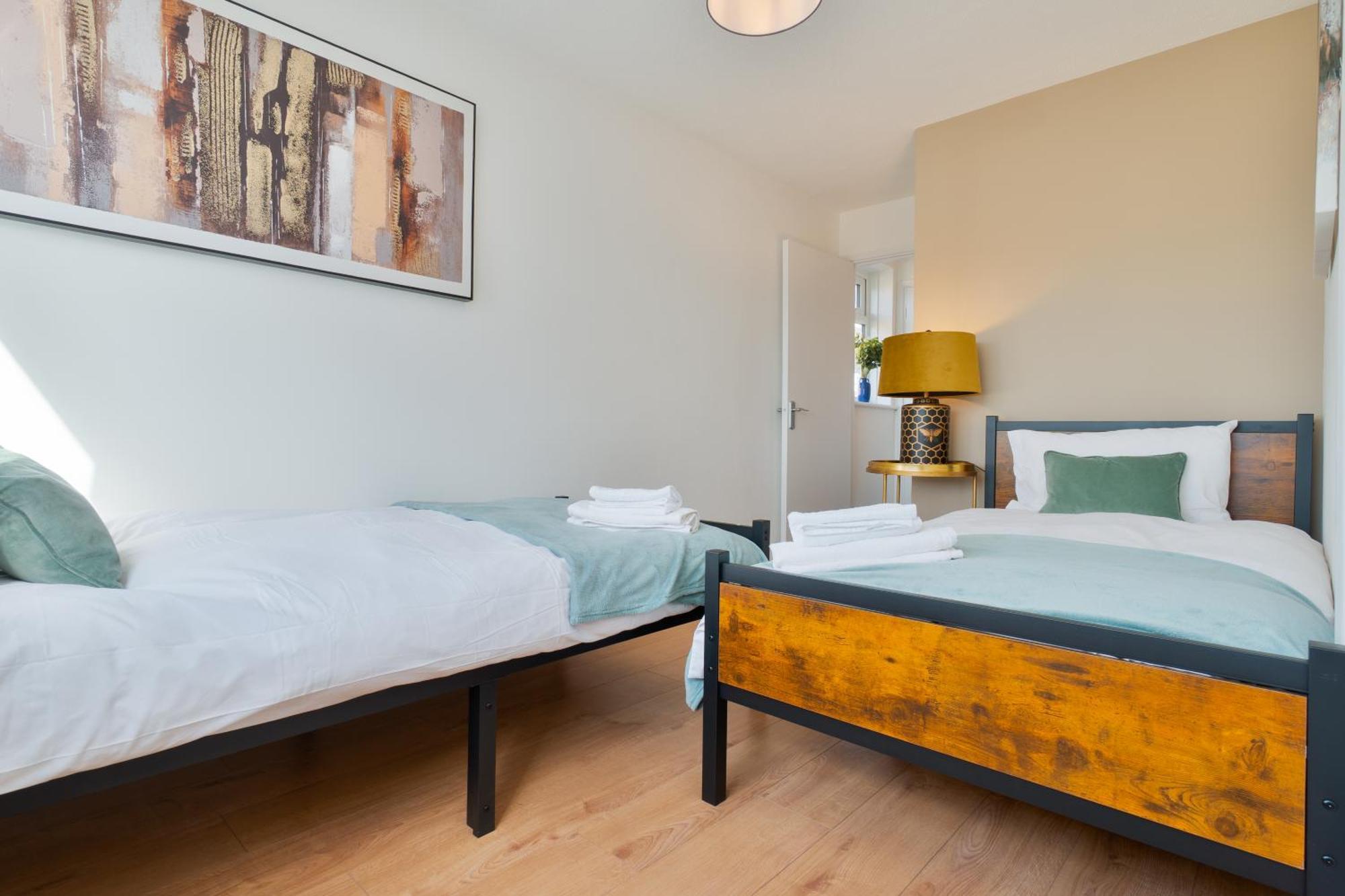 Stylish 4 Bedroom Spacious Retreat With Parking - Sleeps 10 - Families & Contractors Canterbury Luaran gambar