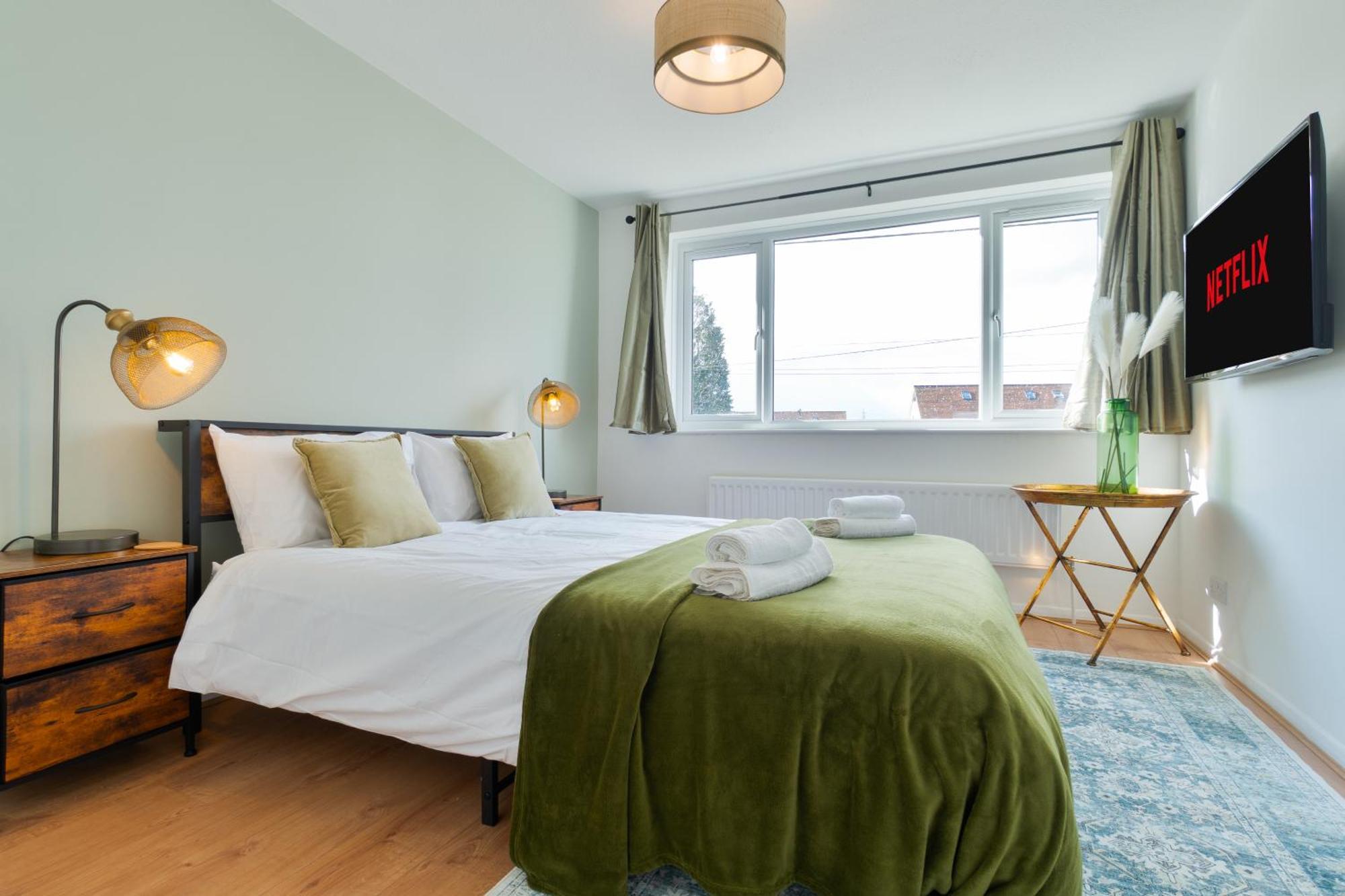 Stylish 4 Bedroom Spacious Retreat With Parking - Sleeps 10 - Families & Contractors Canterbury Luaran gambar