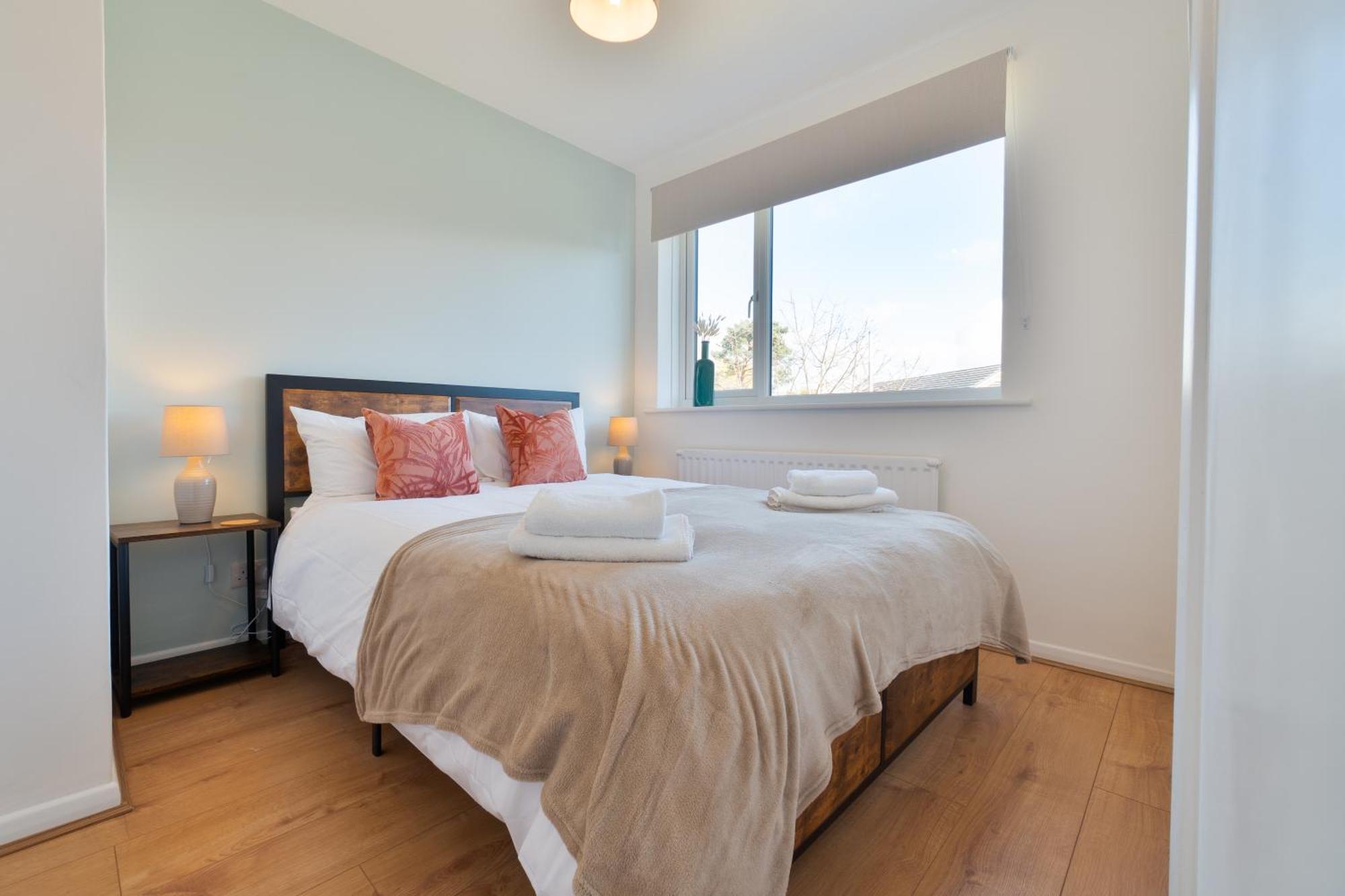 Stylish 4 Bedroom Spacious Retreat With Parking - Sleeps 10 - Families & Contractors Canterbury Luaran gambar