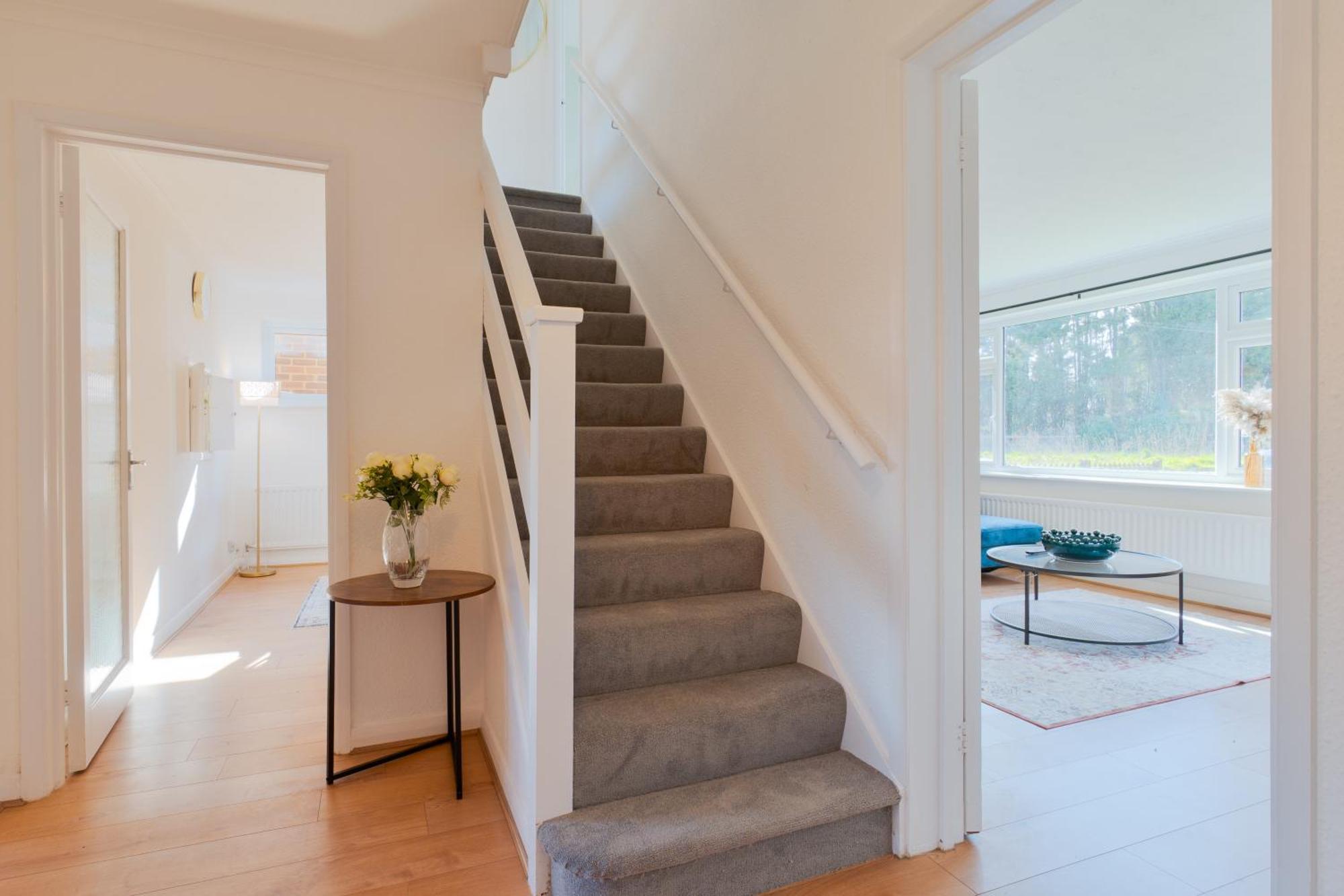 Stylish 4 Bedroom Spacious Retreat With Parking - Sleeps 10 - Families & Contractors Canterbury Luaran gambar