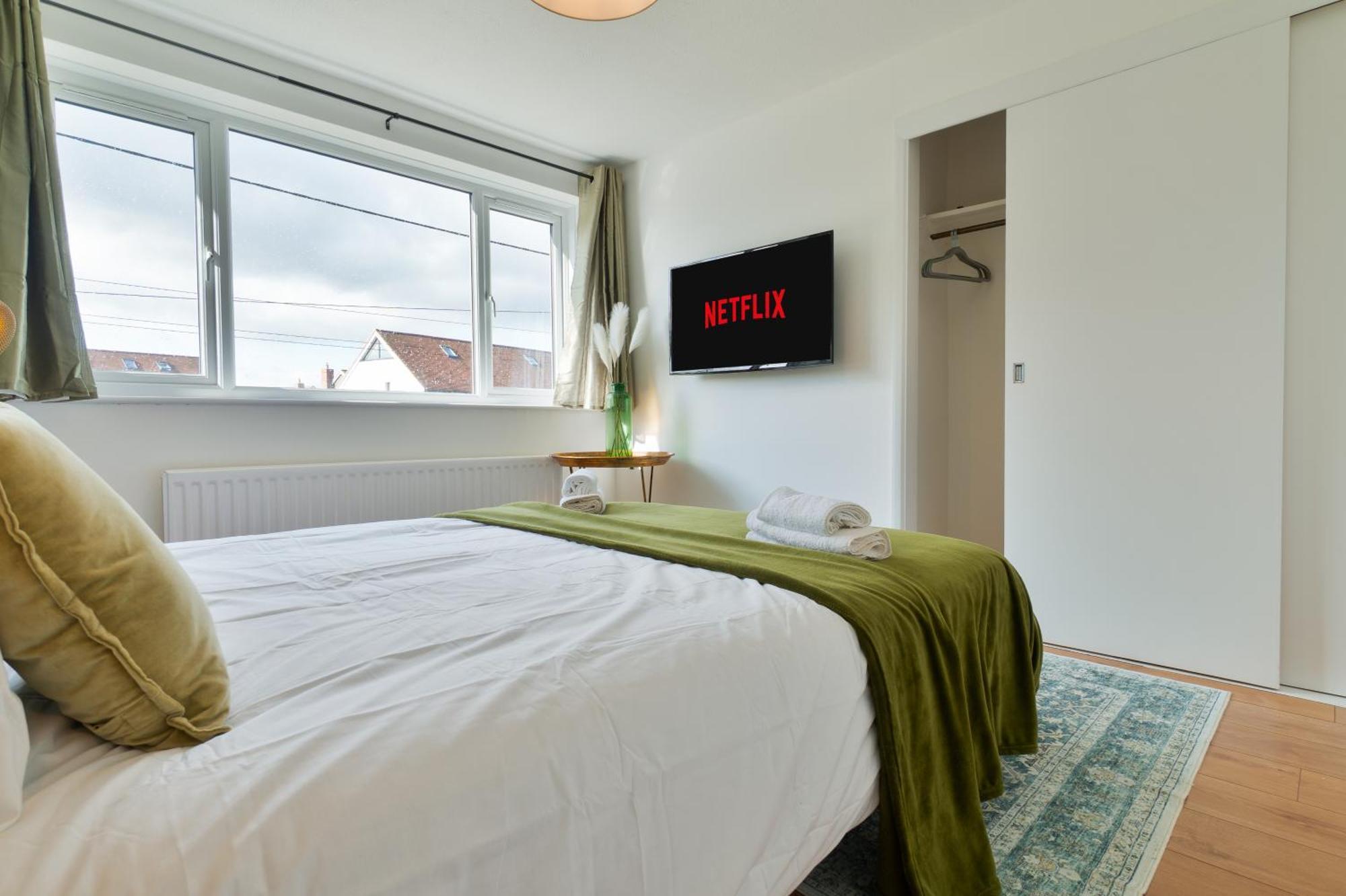 Stylish 4 Bedroom Spacious Retreat With Parking - Sleeps 10 - Families & Contractors Canterbury Luaran gambar