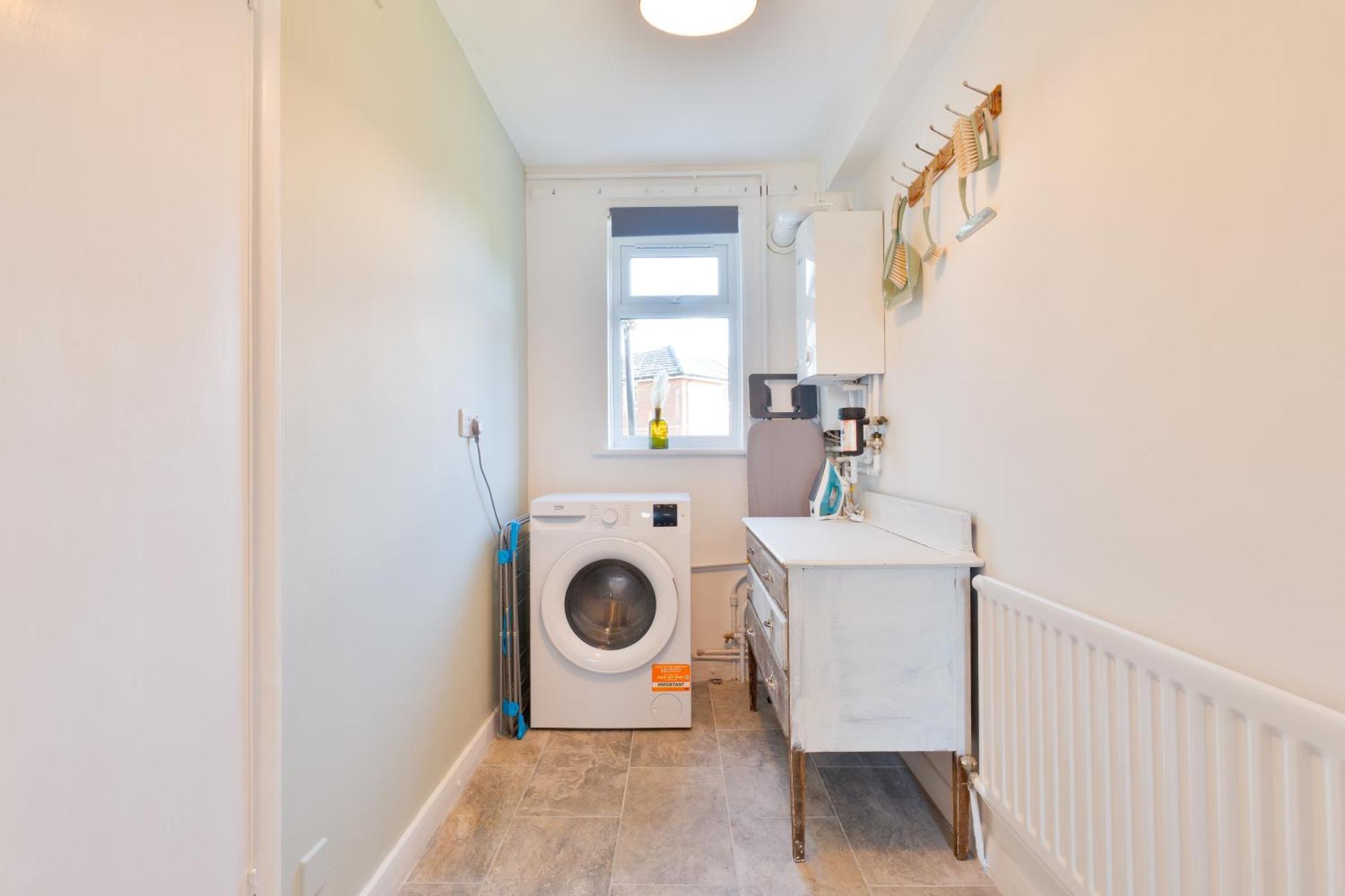 Stylish 4 Bedroom Spacious Retreat With Parking - Sleeps 10 - Families & Contractors Canterbury Luaran gambar