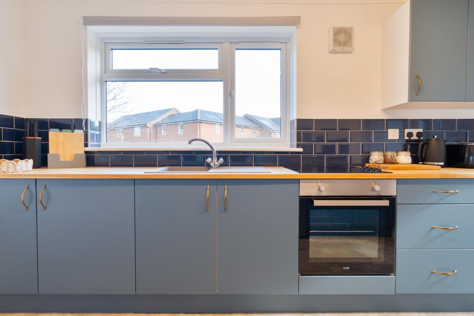Stylish 4 Bedroom Spacious Retreat With Parking - Sleeps 10 - Families & Contractors Canterbury Luaran gambar